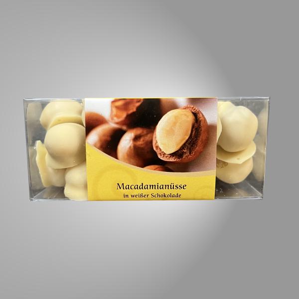 Geröstete Macadamia-Nüsse mit weißer Schokolade umhüllt.